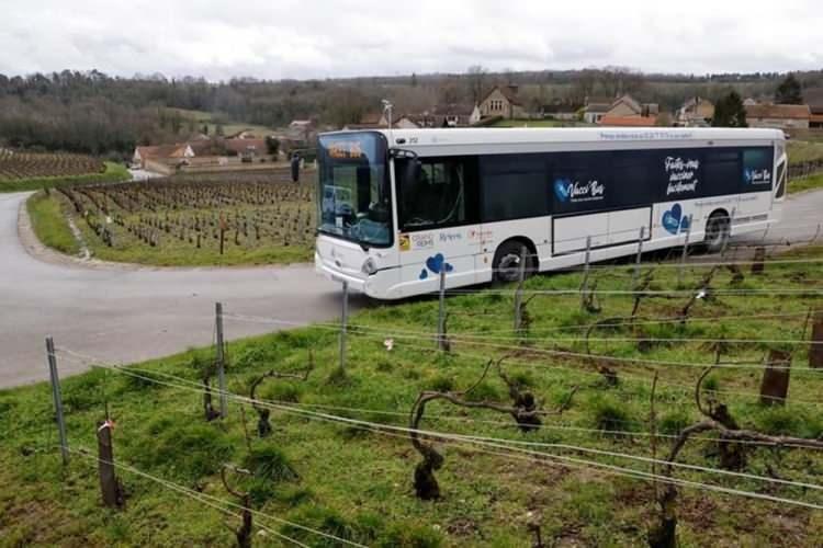 <p>Fransa’nın Reims şehri yakınlarındaki şehirden izole köylere corona virüs aşısı ulaştırmak amacıyla otobüsler yola çıkmıştı. Vacci'Bus adı verilen otobüs ile ülkenin en ücra köylerindeki kişilere aşı uygulanmıştı.</p>

<p> </p>
