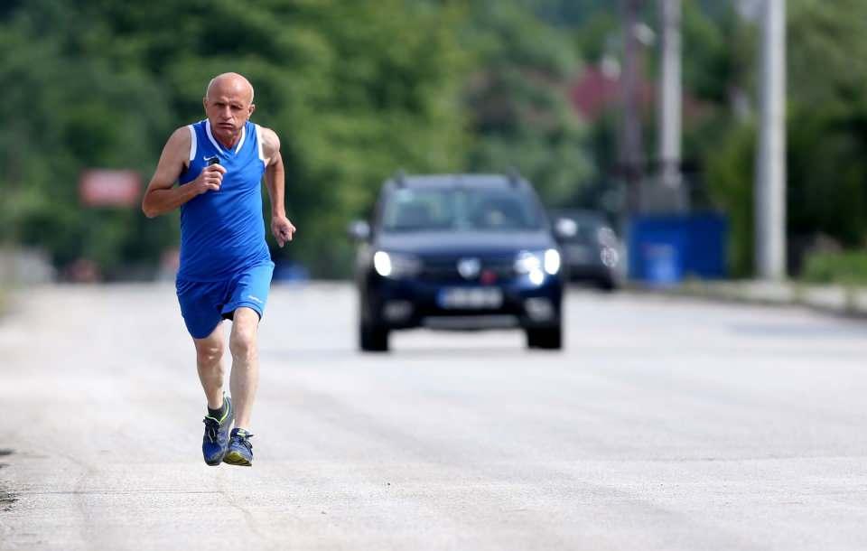 <div>Bir yarışmada 43 kilometre koştum ve derece aldım. Trabzon'da düzenlenen koşu yarışmasında 20 kilometrede dünya üçüncüsü oldum. Her yarışmaya katılmaya çalışıyorum." ifadesini kullandı.</div>

<div> </div>

<div> </div>
