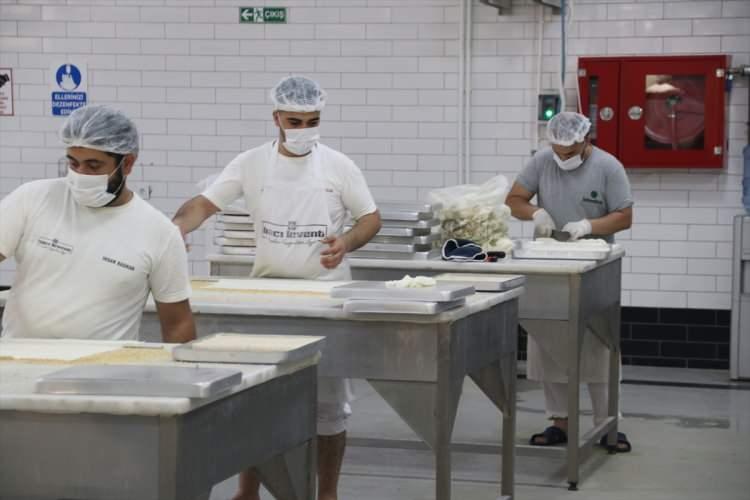 <p>Hamuru ince ince açılan, içerisine fıstık konulan kadayıf, tereyağı sürülen tepsilerde pişiriliyor. Derin dondurucuda bir gün bekletilen soğuk kadayıf, üzerine serpilen fıstık tozunun ardından müşterilere servis edilmek üzere şubelere götürülüyor.</p>

<p> </p>

