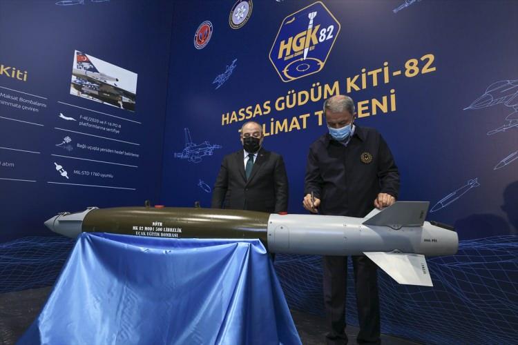 <p> </p>
<p><strong>"Teknolojik yetkinliğimizi perçinlemek için çalışıyoruz"</strong><br />
Milli Teknoloji Hamlesi ışığında hazırladıkları 2023 Sanayi ve Teknoloji Stratejisi'nde savunma sanayisini odak alanlardan biri olarak belirlediklerini vurgulayan Varank, bu alandaki teknolojik yetkinliği perçinlemek için kamu-üniversite-özel sektör iş birliğinde durmaksızın çalıştıklarını anlattı.</p>
<p> </p>
