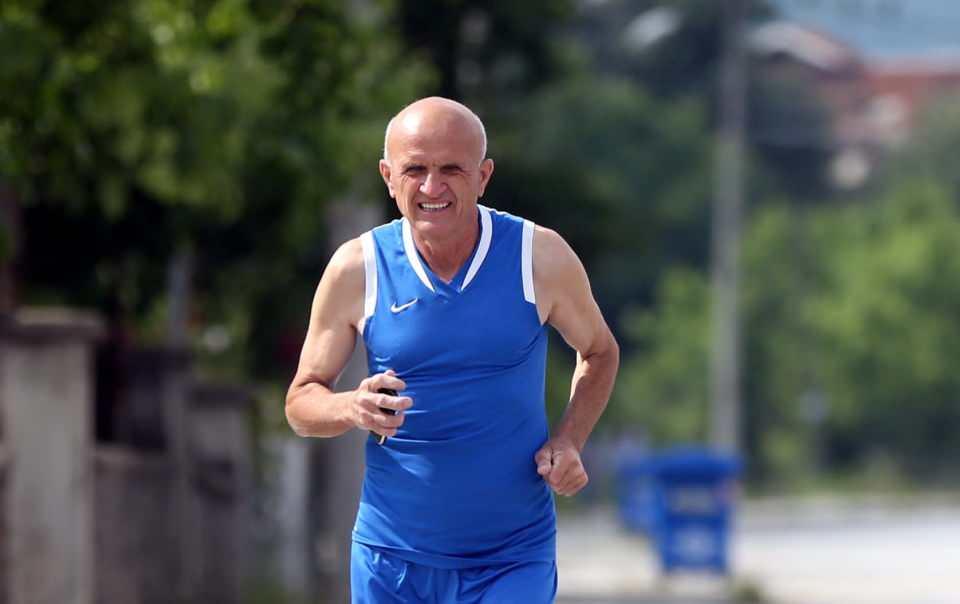 <div>Sigarayı 40 yıl önce bırakarak spor yapmaya başlayan Cemal Keçeci, hayatının bir parçası haline gelen koşmayı çok seviyor. </div>