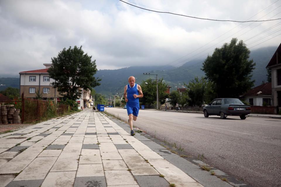 <div>Keçeci, koşmayı hayatının bir parçası haline getirdiğini vurgulayarak, şunları belirtti:</div>

<div> </div>

<div>"Sağlıklı yaşamak için koşmalıyız fakat bir amacım da yaşım biraz ileri olduğu için gençlere örnek olmak istiyorum. Onları ateşleyerek sporu sevdirmek istiyorum. Gençlere örnek oluyorum."</div>

<div> </div>

<div> </div>
