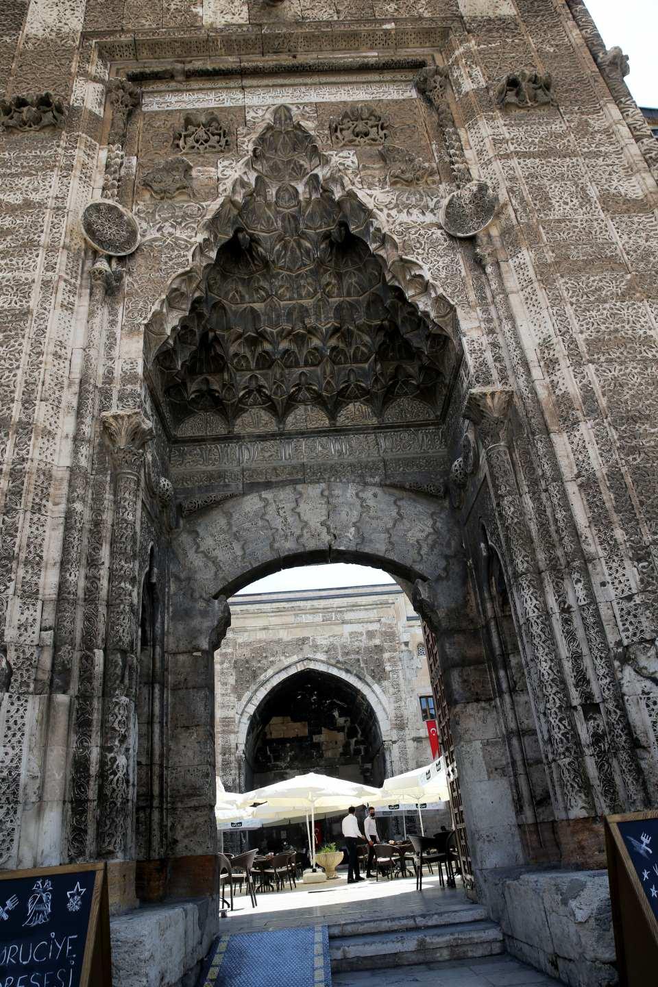 <p>Sivas'ın tarihi meydanının dünyadaki en güzel meydanlar arasında yer aldığını dile getiren Ayhan, şehri ziyaret edenlerden bu olumlu tepkiyi aldıklarını belirtti.</p>
<p> </p>