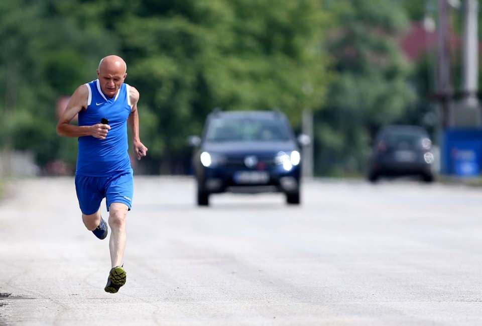 <p>İl dışı seyahatleri dışında ulaşım aracı kullanmamaya gayret gösteren Keçeci, her sabah spor kıyafetlerini giyerek 3 kilometre mesafedeki iş yerine koşarak gidiyor.</p>
