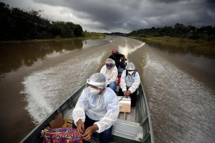 <p>Brezilya, Amazonas eyaleti, Manacapuru'da sağlık çalışanları, Ribeirinhos'un (nehir sakinleri) yaşadığı Solimoes nehri boyunca bir teknede seyahat ediyor.</p>

<p> </p>
