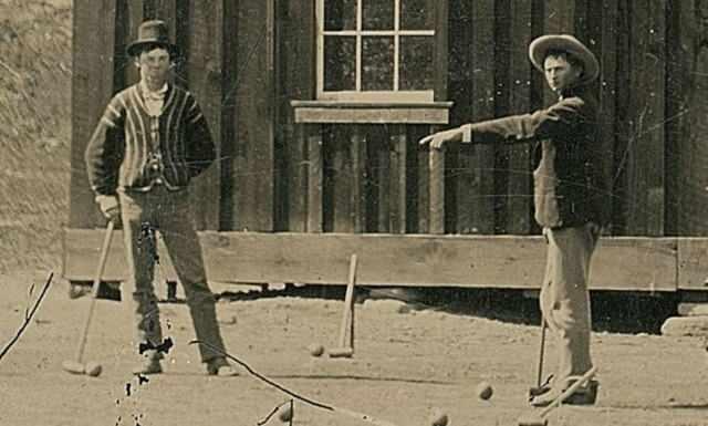 <p><strong>EN ÜNLÜ KANUN KAÇAĞI: BILLY THE KID</strong><br />
<br />
En ünlü kanun kaçaklarından biri olduğunuzda, gizli kalmak için her şeyi yaparsınız. Bu nedenle, William H. Bonney olarak da bilinen ve en yaygın olarak Billy the Kid olarak anılan efsanevi Henry McCarthy'nin sadece birkaç fotoğrafı var. Şerif Pat Garret onu 1881'de vurduğunda sadece 21 yaşındaydı. Bu yüzden Billy the Kid'in neden bu kadar çok fotoğrafa sahip olacak kadar uzun yaşamadığı mantıklı.</p>

<p> </p>

<p> </p>

