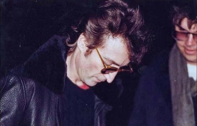 <p><strong>JOHN LENNON'UN SON FOTOĞRAFI</strong></p>
<p>John Lennon, Mark David Chapman'a, daha sonra onu New York'taki evinin önünde vurduğu bir imza. Amatör bir fotoğrafçı Paul Goresh tarafından çekildi. Chapman, Lennon'u uzun süre öldürmeyi planladı ve sonunda 8 Aralık 1980'de yaptı.</p>
<p> </p>
