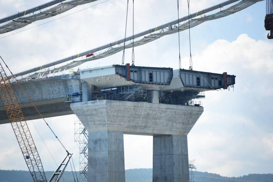 <p>Köprünün, Çanakkale Deniz Zaferi'nin 107'nci yıl dönümüne denk gelen 18 Mart 2022'de hizmete alınması planlanıyor.</p>