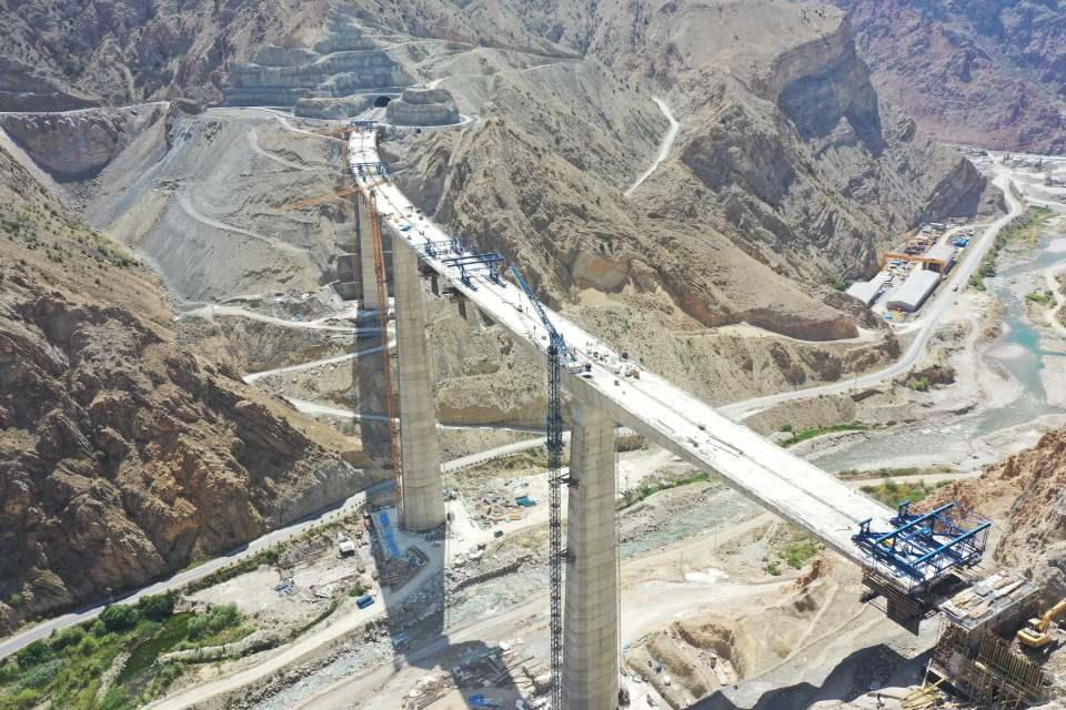 <p>Yusufeli ilçesinde yapımı sürdürülen, 275 metre gövde yüksekliğiyle Türkiye'nin en yüksek, 'çift eğrilikli ince kemer baraj tipi' kategorisinde ise dünyanın 3'üncü en yüksek barajı olacak Yusufeli Barajı'nın yıl sonunda tamamlanması hedefleniyor. </p>