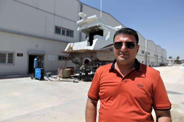 <p>Öztopçu, yat yapım çalışmasının 40 kişilik bir ekiple sürdürüldüğünü ve temmuz ayı ortalarında kentin ilk lüks yatının Van Gölü ile buluşacağını belirterek, "Bu tür yatların üretimi çok pahalı oluyor hal böyle olunca alıcılar ise bunun güvenliğinden emin olmak zorunda.</p>