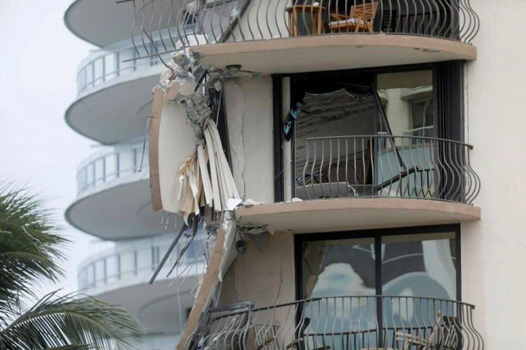 <p>Miami yakınlarındaki bir sahil kasabası olan Surfside'daki olay ile ilgili Cava, "Birinci önceliğimiz yapabileceğimiz herhangi bir hayatı kurtarmak ve bunun için de arama kurtarma çalışmaları devam ediyor” dedi.</p>
<p>Hayatını kaybeden diğer dört kişinin kimliğinin belirlendiğini söyleyen Cava, ailelerine haber verdildiğini aktardı.</p>