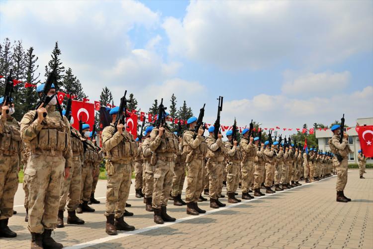 <p>Komandoların ailelerine de seslenen Yılmaz, "Komandolarımızın kıymetli aileleri sizlerle gurur duyuyoruz. İyi ki böyle komandolar yetiştirmişsiniz, vatan sizinle gurur duyuyor. </p>
