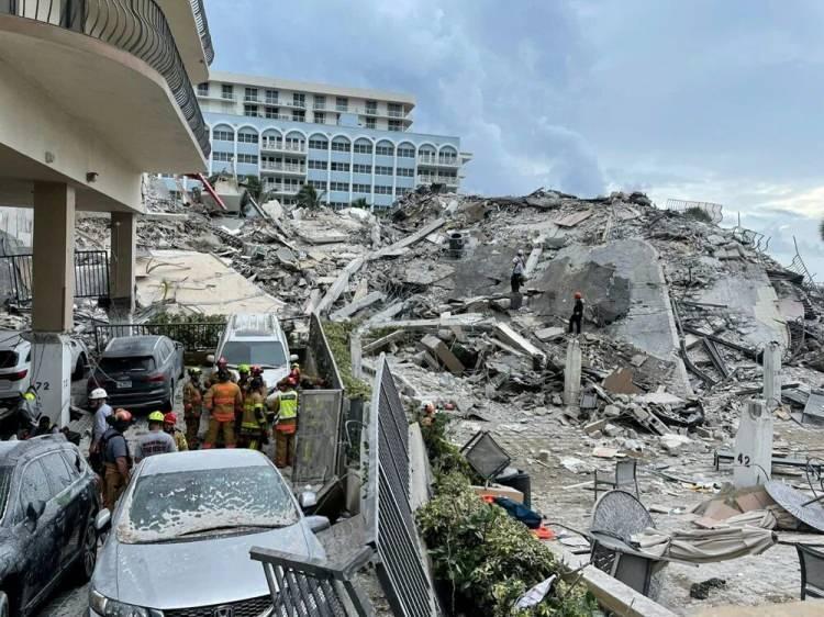 <p>Miami-Dade Belediye Başkanı Daniella Levine Cava, ilçenin önümüzdeki 30 gün içinde 40 yıldan daha eski tüm binaları denetleyeceğini ve hepsinin yeniden sertifikalandırıldığından emin olacağını söyledi.</p>

<p>Florida Uluslararası Üniversitesi profesörü Shimon Wdowinski ise, 1990'lardan gelen uydu verileri incelendiğinde, binanın her yıl 1 ila 3 milimetre arasında battığının tespit edildiğini belirtti.</p>

<p> </p>
