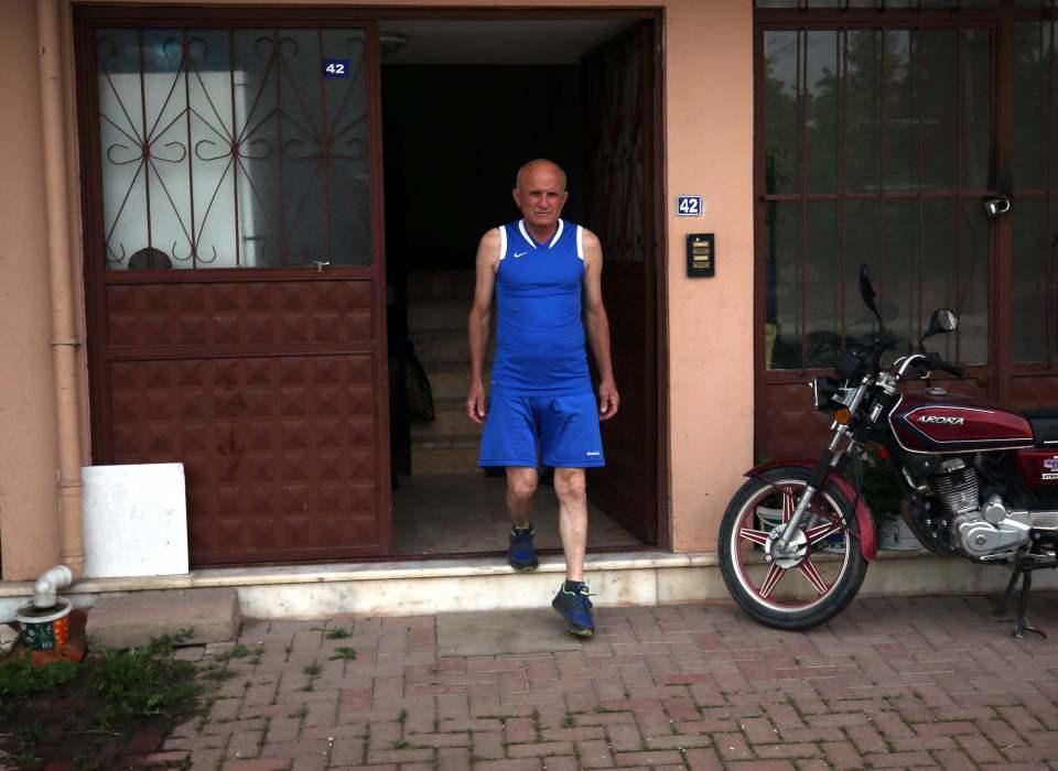 <p>Düzce'nin Gölyaka ilçesinde Gençlik ve Spor İlçe Müdürlüğü bünyesinde yardımcı personel olarak çalışan 59 yaşındaki Cemal Keçeci, 15 yıldır işine koşarak gidiyor, evine de aynı şekilde koşarak dönüyor.</p>
<p> </p>