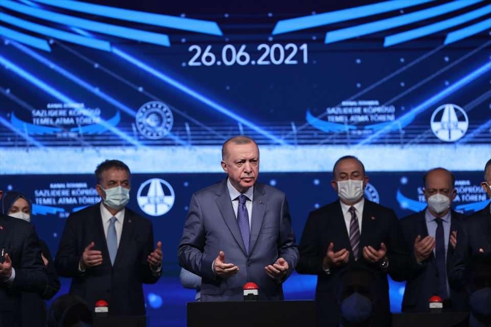 <p>Kanal İstanbul Sazlıdere Köprüsü temel atma töreni dün Cumhurbaşkanı Erdoğan’ın katılımıyla gerçekleştirildi. Tören alanına helikopterle gelen Cumhurbaşkanı Erdoğan vatandaşlar tarafından karşılandı.</p>

<p> </p>
