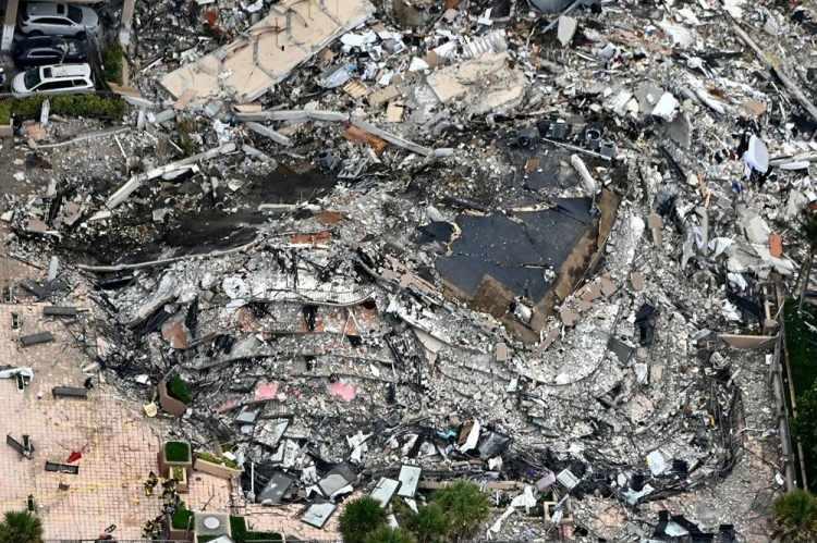 <p>Çökme nedeni araştırılan bina ile ilgili 2018 yılında hazırlanan bir rapor yayımlanırken, binada ‘beton bozulması’ görüldüğü belirtildi. Florida Üniversitesi profesörü Shimon Wdowinski ise, 1990'lardan gelen uydu verileri incelendiğinde, binanın her yıl 1 ila 3 milimetre arasında battığının tespit edildiğini belirtti.</p>
