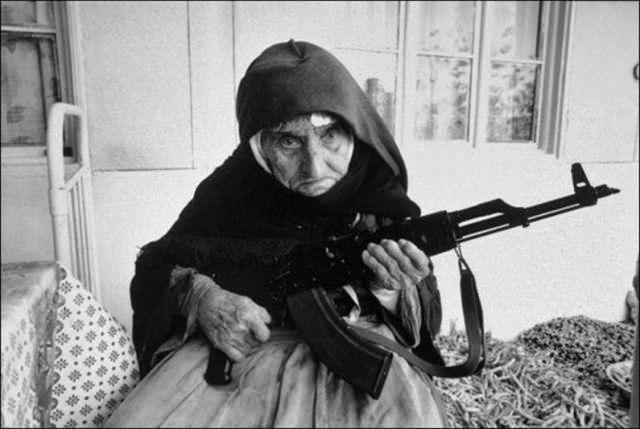 <p><strong>106 YAŞINDA BİR SAVAŞÇI</strong></p>

<p>Savaştaki en tuhaf şeylere tanık oluyorsunuz. İnsanlar hayatları için savaşmak zorundalar, bu yüzden 106 yaşındaki Ermeni büyükannenin saldırı tüfeği tutması şaşırtıcı değil.</p>

<p> </p>
