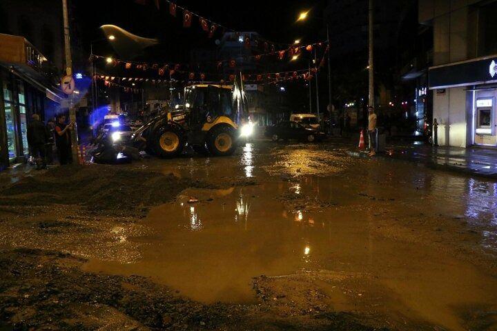 <p>Zonguldak'ta gece saatlerinde etkili olan sağanak yağış sonrası yollar göle döndü, bazı iş yerlerinde su baskınları oluştu.</p>

<p> </p>
