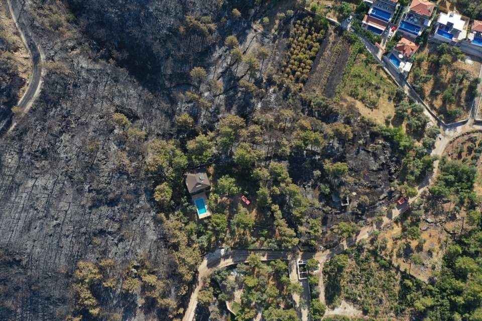 <p>Batı Akdeniz'in gözde turizm merkezi Kaş'ta dün Üzümlü ve İslamlar mahalleleri ile Çerçiler Mahallesi'nde çıkan orman yangınları, ekiplerin havadan ve karadan yaptığı yoğun müdahaleler sonucu söndürüldü.</p>
<p> </p>