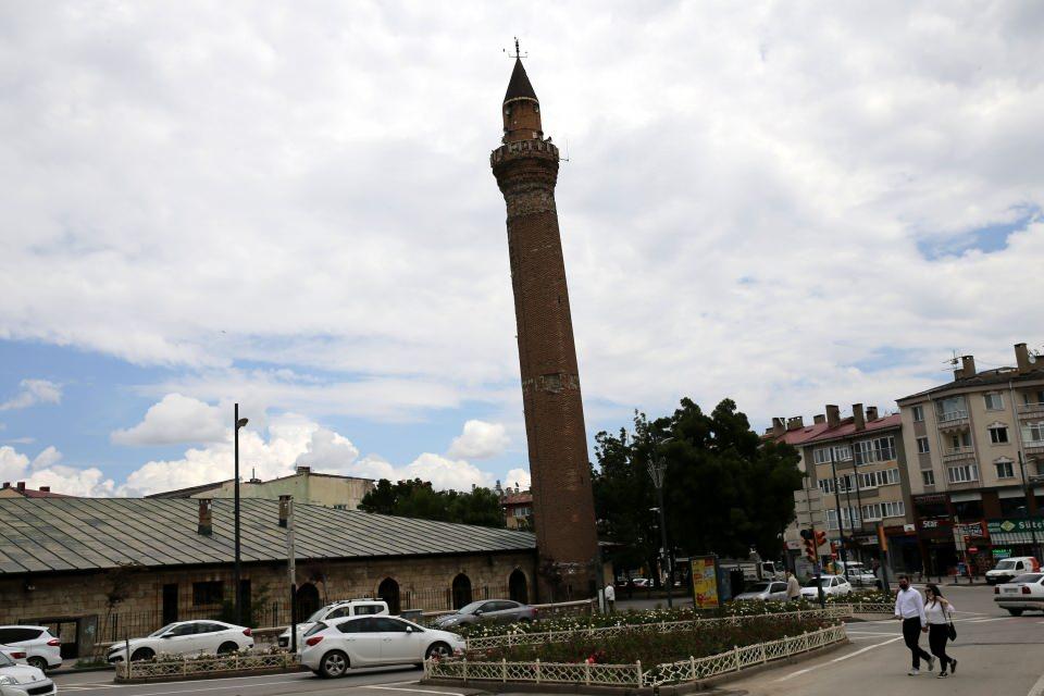 <p>Sivas'ın yüksek hızlı trenle bulaşmasına az bir zaman kaldığını ve bunun turizm açısından da büyük bir şans olduğunu dile getiren Ayhan, şunları kaydetti:</p>
<p>"Bu avantajı en üst düzeyde kullanmak için birçok çalışmayı hayata geçiriyoruz, yeni cazibe merkezleri oluşturuyoruz. Hamidiye Kültür Parkı, Altınkale ve geleneksel çadır kültürü, Sıcak Çermik'te sağlık turizmini hızlandırdık. Yıldız Dağı kış evlerini yapıyoruz. Müze Şehri Sivas Projesi kapsamında Sanayi Mektebi Müzesi'ni, Şehir Müzesi'ni, Gök Medrese Vakıf Müzesi'ni, Zanaatkarlar Çarşısı ve Müzesi'ni, Aşık Veysel Ozanlar ve Müzik Kültürü Müzesi'ni, Savaş Atları Müzesi'ni, Tarım Müzesi'ni, Abdülhamit Han Anı Evi'ni, Aşık Ruhsati Anı Evi'ni ve Muhsin Yazıcıoğlu Anı Evi'ni yakın zamanda hizmete alıyoruz."</p>
<p> </p>
