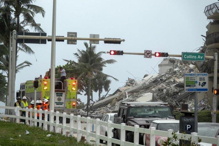 <p>ABD'nin Florida eyaletinde 12 katlı binanın kısmen çökmesinin ardından yetkililer, yaklaşık 100 kişiden haber alınamadığını açıkladı.</p>
