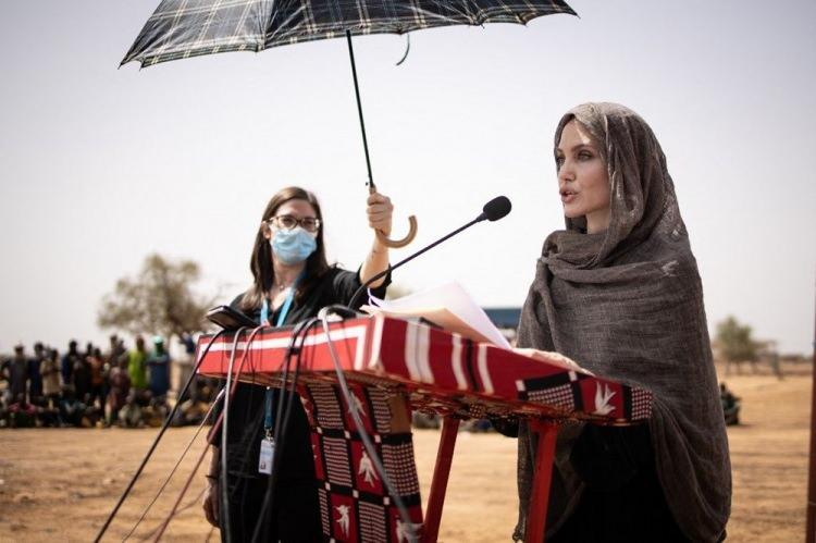 <p><span style="color:#B22222"><strong>BM İyi Niyet Elçisi olan ABD'li oyuncu Angelina Jolie, Burkina Faso'nun kuzeydoğusunda bulunan Goudebou kampını ziyaret etti.</strong></span></p>

<p> </p>
