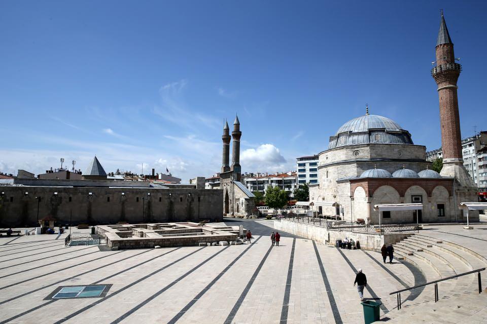 <p>Kent merkezinde yaklaşık 4-5 kilometrelik alanda bulunan Atatürk Kongre Müzesi, Ulu Cami, Çifte Minareli Medrese, Şifahiye Medresesi, Gökmedrese, Buruciye Medresesi, Kale Cami, Eğri Köprü ve Kesik Köprü'nün yanı sıra çok sayıda cami, hamam, han, köprü ve türbe, Sivas'ın tarihi zenginliğini gözler önüne seriyor.</p>

<p> </p>
