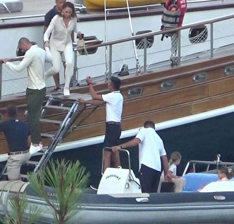 <p>Her an ailesiyle beraber olan ünlü futbolcu bindikleri tekneden bir şişme motora geçerek denizin keyfini çıkardı. </p>
