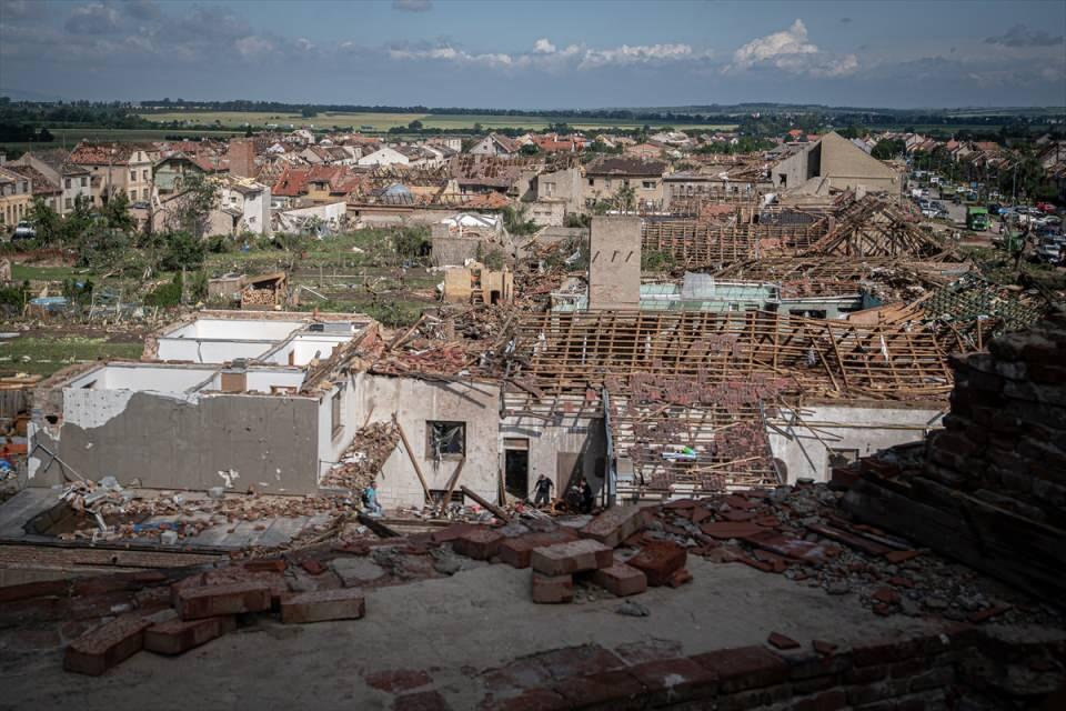 <p>Çekya'nın Mikulcice, Hrusky ve Nova Ves kentlerinde etkili olan kasırgada hayatını kaybedenlerin sayısının en az 3 olduğu öğrenildi. Kasırga ağaçları yerinden söktü, birçok yerleşim alanına ve araçlara zarar verdi.</p>

<p> </p>

