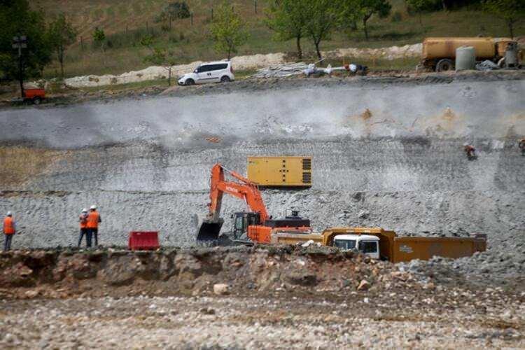 <p>Kanal İstanbul ile "İstanbul Boğazı'nın tarihsel ve kültürel dokusunun korunması ve güvenliğinin artırılması", "deniz trafiğinden kaynaklanan yükün azaltılması", "Boğaz'ın trafik güvenliğinin ve seyir emniyetinin sağlanması", "yeni bir uluslararası deniz trafiğine açık bir su yolunun oluşturulması" ve "olası bir İstanbul depremi dikkate alınarak yatay mimariye dayalı depreme dayanıklı modern bir yerleşim alanı oluşturulması" amaçlanıyor.</p>
<p> </p>