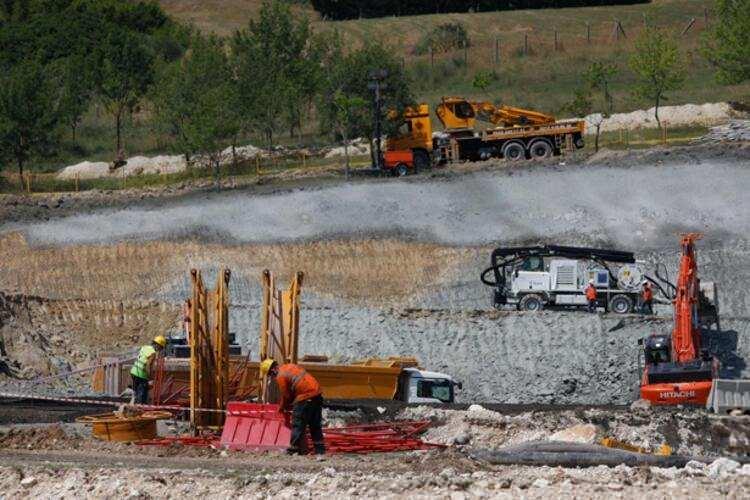 <p>Proje güzergahında mevcut ve planlanan projelere ilişkin kurumlarla görüşülerek koordinasyon sağlanırken, dünyadaki yapay su yolu deneyimleri de incelenerek etüt proje işlerinin yol haritası belirlendi. Güzergahın detaylı projesi için kanal aksında, yamaçlarda, deniz ve göl ortamında ilave sondaj lokasyonları kararlaştırılırken, jeofizik etütler eklendi. Etüt proje için ön çalışmaları da 2014-2017'de yapıldı.</p>