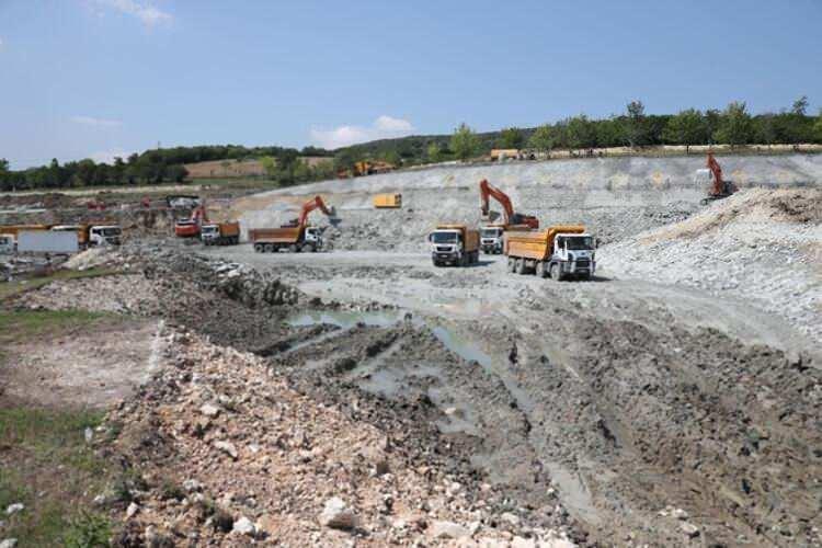 <p>Kanal İstanbul'un ayrıntılı saha, laboratuvar çalışmaları ve ÇED süreci 2017-2019'da gerçekleştirildi. Çalışmalardan elde edilen veriler ışığında kanal tasarımı tamamlanırken, jeolojik, jeoteknik ve hidrojeolojik etütler ve nümerik modeller sonucu hazırlanan raporlar da ÇED raporuna zemin hazırladı.</p>