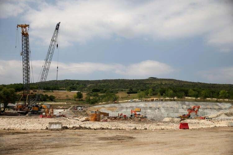 <p>Kanal İstanbul'un ÇED çalışmaları kapsamında Ulaştırma ve Altyapı Bakanlığınca düzenlenen halkın katılım toplantısı 27 Mart 2018'de Arnavutköy'de yapıldı. Toplantıda, kanalın geçeceği ilçelerdeki vatandaşlar, proje hakkında bilgilendirilirken, vatandaşların soruları yanıtlandı, görüşleri ve önerileri not alındı.</p>