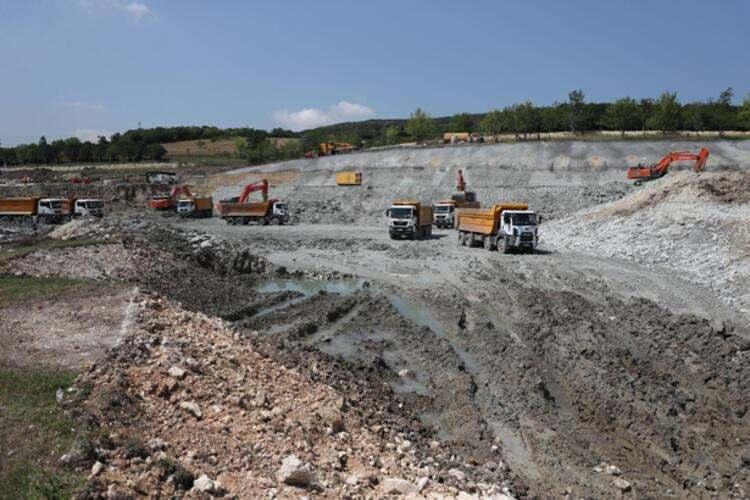 <p>İnşaat maliyeti 75 milyar lira olarak öngörülen Kanal İstanbul'un, kamu-özel iş birliği kapsamında yapılması planlanıyor. Cumhurbaşkanı Erdoğan projeyi açıkladığı toplantıda, projenin tamamıyla milli kaynaklardan karşılanacağını da belirtmişti.</p>