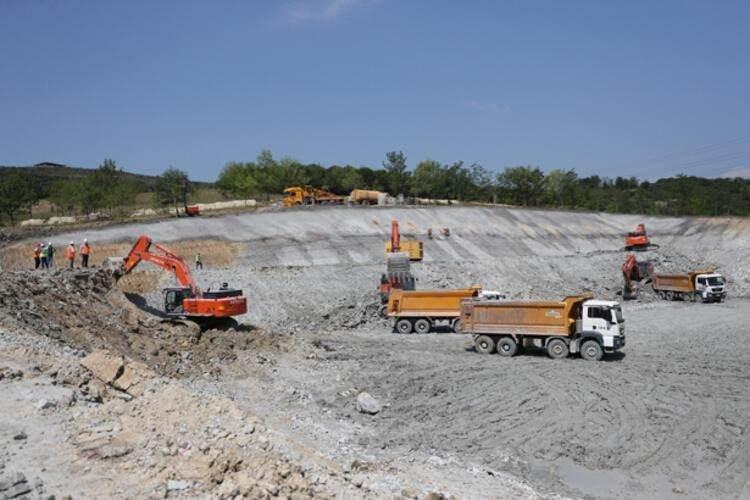 <p>Çevre ve Şehircilik Bakanlığının hazırladığı Kanal İstanbul Raporu'na göre 75 milyar liraya mal olması beklenen proje, 70 bin kişiye istihdam sağlayacak, kanalı kullanacak firmalara da zaman ve ekonomik kazanç getirecek. İstanbul'u içinden 2 deniz geçen bir şehre dönüştürecek Kanal İstanbul'un üzerine 6 köprü yapılacak. Kanal İstanbul'un her iki tarafında 250 biner konutluk devasa şehirler kurulması planlanıyor.</p>