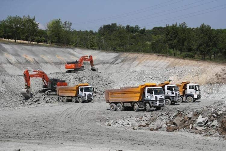 <p>Ana açıklığı 440 metre uzunluğundaki köprünün, sağ ve solda yer alan 210 metrelik yan açıklıklarıyla uzunluğu 860 metreye ulaşırken, yaklaşım viyadükleriyle toplam uzunluğu 1618 metre olacak.</p>