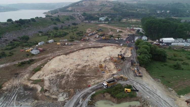 <p>Eğik askı halat miktarı 136 ve ankraj miktarı 272 olarak hesaplanan köprü, trafiğe 2x4 şeritli hizmet edecek. Köprünün platform genişliği ise 46 metre olacak. Gergin eğik askılı köprünün kuleleri, 196 metre yüksekliğe çıkacak.</p>