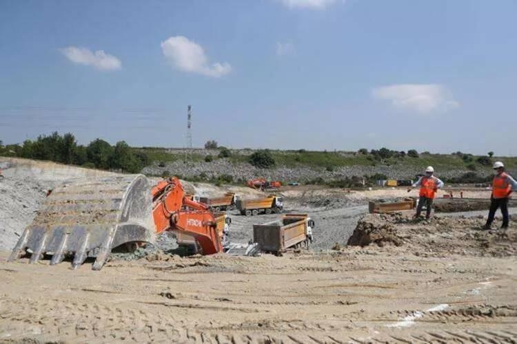 <p>Kuleler, plan boyutları ve cidar kalınlıkları değişken kutu kesitli iki adet betonarme ayakla teşkil edilecek. Bu ayaklar, tabliye seviyesinde ve tepede enine kirişler vasıtasıyla birbirlerine bağlanacak.</p>