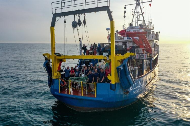 <p>Biz aslında bunu iki noktada gösterdik, mümkün olduğunca diğer noktalarda da gözlemlemeye çalışacağız.” dedi.</p>
<p>- “Güney Marmara’da risk biraz daha fazla”</p>
<p>Doç. Dr. Mustafa Yücel, özellikle bazı kıyı bölgelerde karışımın daha yüksek olduğu belki lokalize yerlerde 40-50 metre bandında müsilajın çöktüğünü sedimanda bulabileceklerini dile getirerek, şunları anlattı:</p>
<p>"Benim kişisel olarak düşüncem ve endişem, geçen haftaki seferlerimizin bir sonucu özellikle güney Marmara’da riskin biraz daha fazla olduğu yönünde. Orada biraz daha fazla oksijen kaybı bulmaya başladık. Özellikle bugünkü örneklemelerimizi orada da tekrarlayınca daha net bir şey söylemek mümkün olacak. En azından Kuzey Marmara’da müsilajın henüz 30 metrenin altına inmediğini görüyoruz. </p>