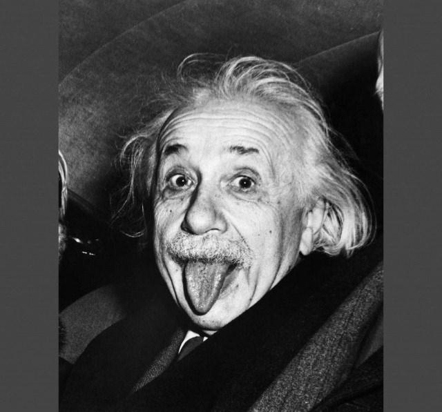 <p><strong>ALBERT EINSTEIN</strong><br />
<br />
Albert Einstein kuşkusuz gelmiş geçmiş en büyük bilim adamlarından biriydi ama belli ki komik bir yanı da vardı. Arthur Sasse, 1951'de doğum günü partisinde Nobel ödüllü adamın bu efsanevi fotoğrafını çekti. Fotoğraf, Einstein'ın bir fotoğraf için gülümsemesi söylendikten sonra verdiği tepkiyi gösteriyor.</p>
<p> </p>
<p> </p>