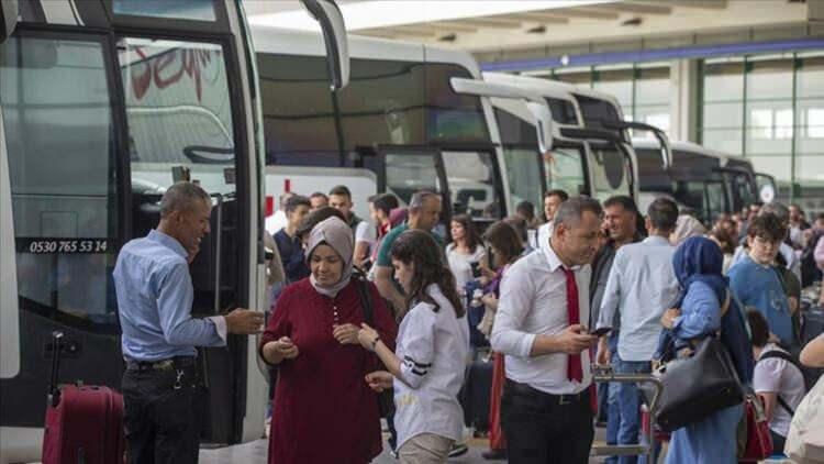 <p>Ancak kalkan sınıra rağmen otobüs firmalarının bilet fiyatlarını aynı yükseklikte satışa sunmaya devam ettiği görülüyor. Örneğin 100 TL olan İstanbul-Uşak otobüs bilet fiyatı pandemide kapasite sınırı nedeniyle 180 TL'ye çıkmıştı.</p>