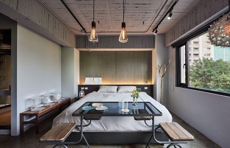 <p><span style="color:#800080"><strong>Metal sarkıt tasarımlar, metal masa lambaları, b&uuml;y&uuml;k metal bir lambader evinizde şık bir g&ouml;r&uuml;nt&uuml; oluşturacaktır. Aynı zamanda spot ışıklar ile bir&ccedil;ok farklı a&ccedil;ıdan aydınlatma ihtiyacınızı karşılayabilirsiniz.</strong></span></p>
