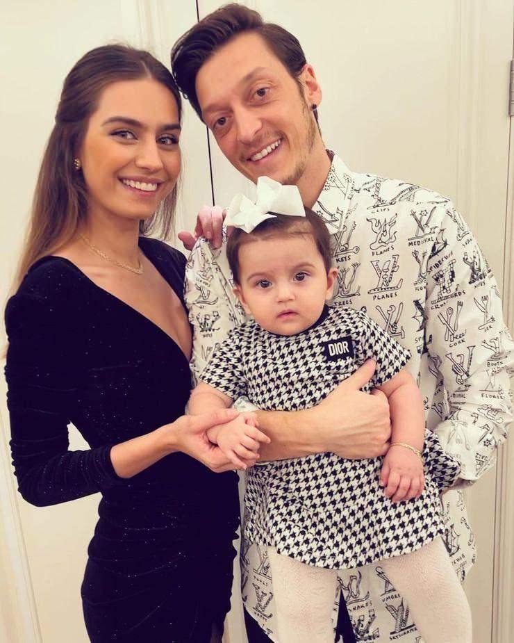 <p><span style="color:#B22222"><strong>Özil'in, İngiltere’de oynarken hayatını birleştirdiği 2014 Türkiye Güzeli Amine Gülşe’nin ailesiyle arasının çok iyi olduğu belirtiliyor.</strong></span></p>

<p> </p>
