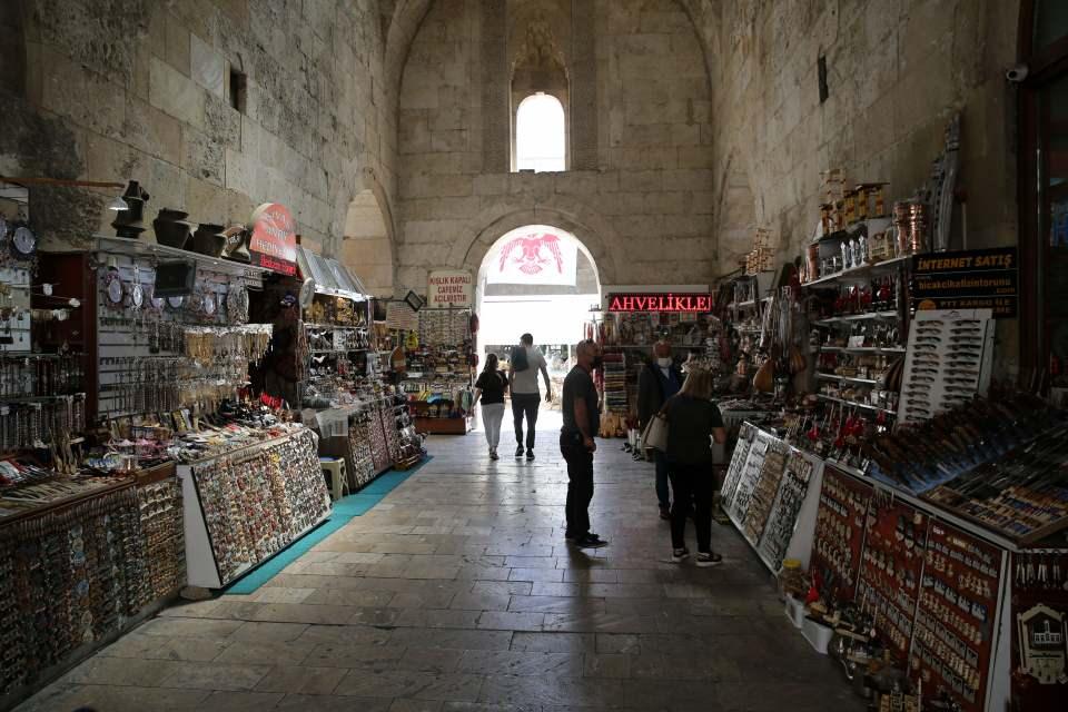 <p>Ülkemizin genel turizm yönetimine, dünyadaki gelişmelere yönelik bizler de konumumuzu alıyoruz. Sivas'ın adının turizm açısından bundan sonra ülke gündeminde çok daha fazla yer alacağını hep birlikte göreceğiz."</p>
