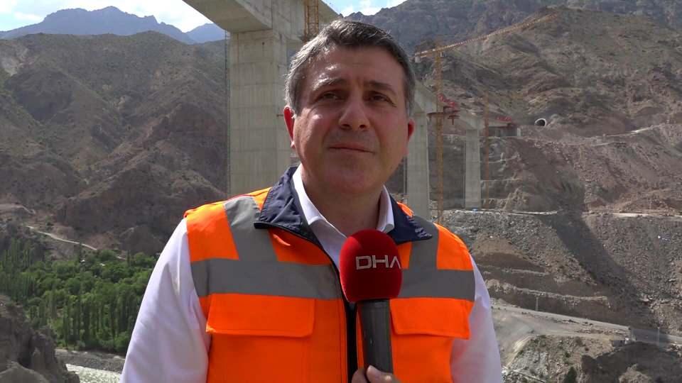 <p> 144 çalışanımız var, çalışmalarımız hızlı bir şekilde devam ediyor ve artık bitme noktasına geldi. Bu viyadük, Konya'yla Antalya arasındaki 166 metre yüksekliğindeki Eğiste Viyadüğü'nün ardından Türkiye'nin en yüksek ayaklı ikinci viyadüğü olacak. Her şey yolunda giderse ekim ayında burayı trafiğe açmayı hedefliyoruz. Erzurum yolu üzerinde yapımı devam Şilenkar Viyadüğü, 534 metre uzunluğunda ve ayak yüksekliği 135 metredir. Viyadük, yine dengeli konsol yani iki ayağı karşılıklı birleştirme yöntemiyle inşa ediliyor. Yaklaşık 400 kişilik mühendis ve işçi kadrosuyla devam eden çalışmalarımızda artık sona yaklaştık. Ağustos ayı içinde de tamamen bitireceğiz. Son olarak Baraj Viyadüğü, Artvin-Erzurum-Yusufeli yollarını bağlayacak. 345 metre uzunluğunda, viyadük ayak yüksekliği ise 72 metredir. Burada da çalışmalarımız devam ediyor ve 2 ay içinde viyadüğü tamamlayıp, trafiğe açmayı hedefliyoruz. Çalışmaları süren Yusufeli Viyadüğü de 685 metre uzunluğunda ve en uzun ayak yüksekliği 147 metre. Çalışmalar, hızla devam ediyor” diye konuştu.</p>

