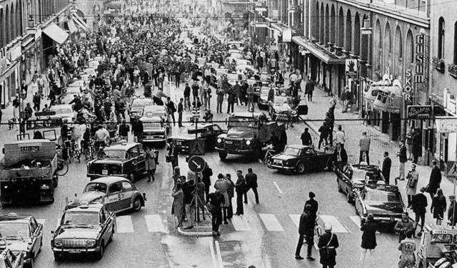 <p><strong>SAĞ VEYA SOL YOL</strong></p>
<p>3 Eylül 1967'de İsveç, yolun sol tarafından sürüş yerine sağ tarafa geçti. Bu fotoğrafta görüldüğü gibi sorunsuz gitmedi. Hatta o gün çok sayıda insan işe geç kaldığı için sağdan trafik yönlendirme günü olarak anıldı.</p>
<p> </p>