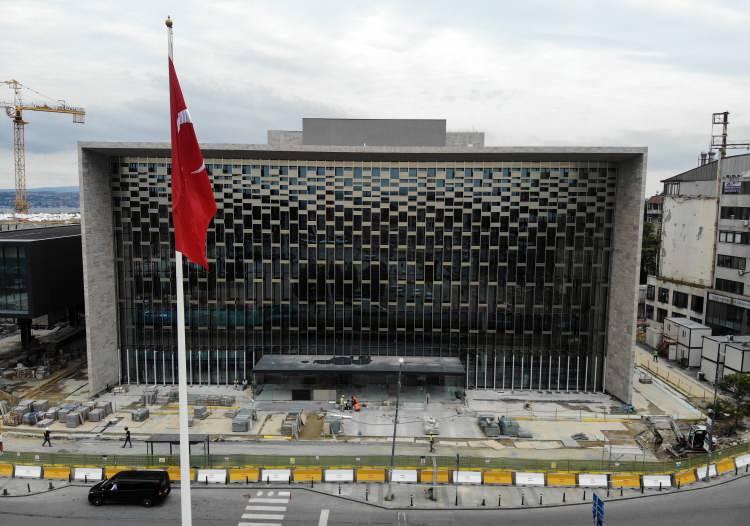 <p>Atatürk Kültür Merkezi'nin (AKM) inşaatında sona gelindi. Ön cephesi tamamlanan yeni AKM, drone ile havadan görüntülendi. </p>
