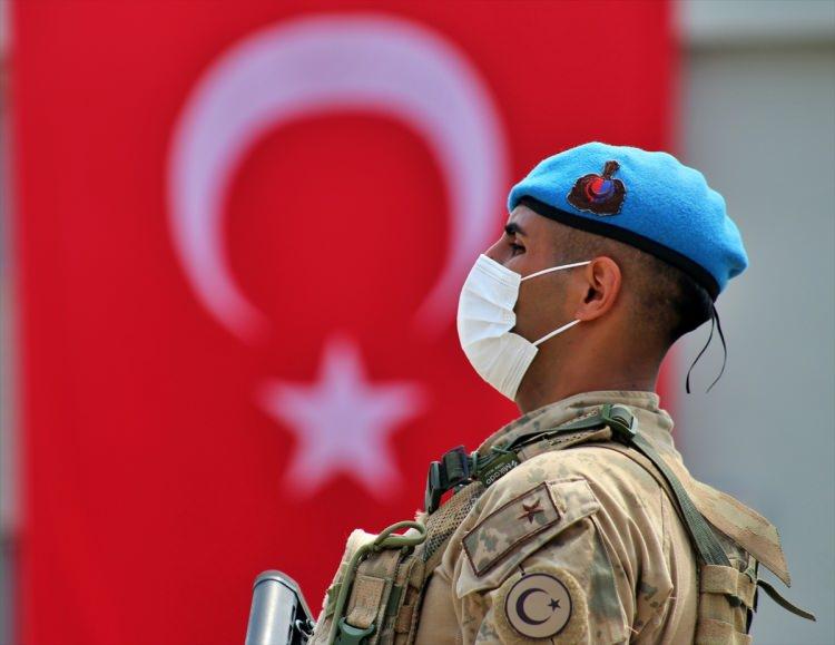 <p>Kahramanlarımızın şanlı bayrağımızı bugüne kadar hep en yüksekte dalgalandırdı, bugün de dalgalandırmaya devam edecek, şüpheniz olmasın." dedi.</p>

<p> </p>
