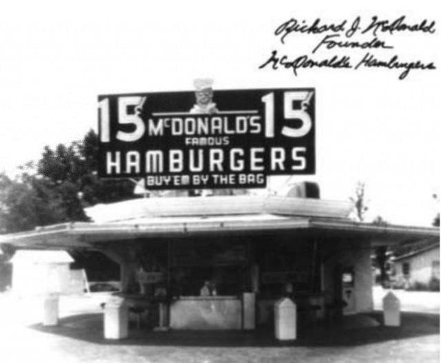 <p><strong>İLK MCDONALD'S MAĞAZASI</strong></p>

<p><br />
Hamburgerin fiyatının, California, San Bernardino'da ilk McDonald's mağazasının açıldığı zamanki gibi 15 dolar olmasını dilersiniz. Başarılı şirketlerin çoğu küçük başladı, McDonald's da öyle. O zamandan beri dünya çapında birçok restoran, arabadan geçişler ve palyaço ile doğum günü partileri ile uzun bir yol kat ettiler. İlk restoranları şimdi McDonald's Mağaza Müzesi olarak hizmet veriyor.</p>

<p> </p>
