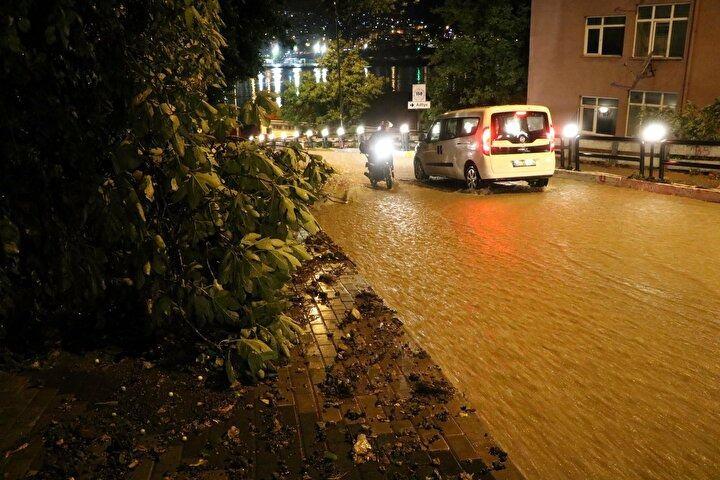 <p>Kentte, saat 23.00 sıralarında gök gürültüsüyle birlikte şiddetli sağanak yağmur etkili oldu.</p>
